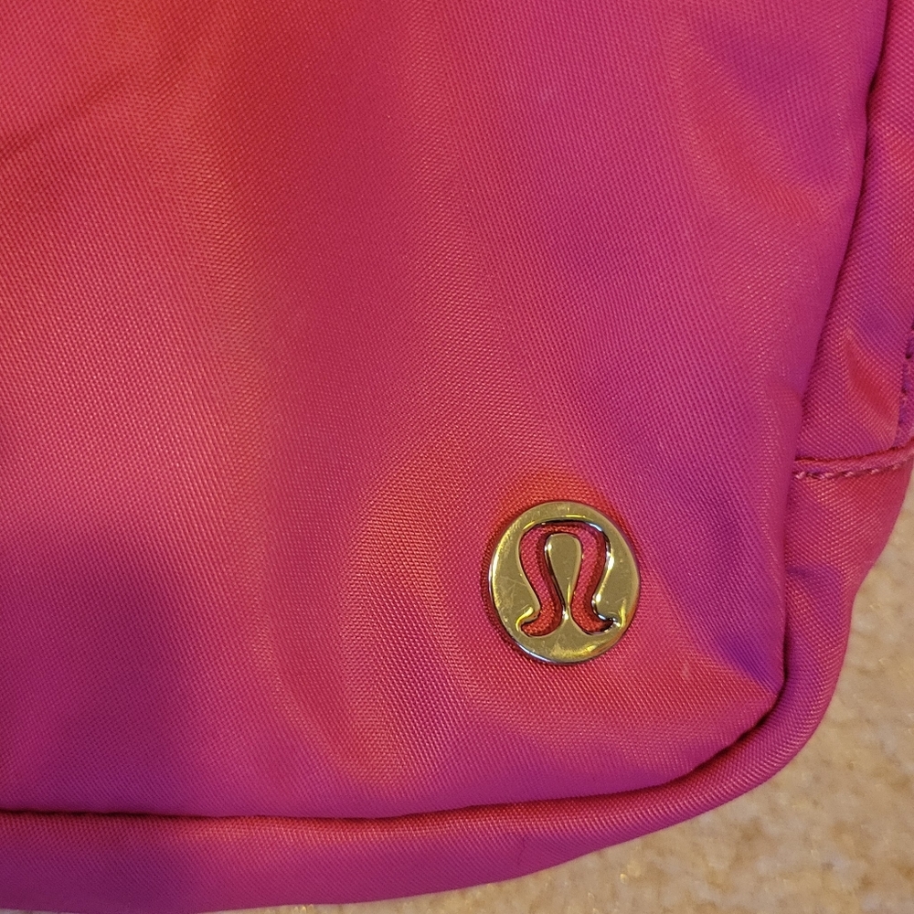 Lululemon Everywhere Belt Bag with Long Strap 1L Sonic Pink Crossbody Travel - Picture 3 of 14